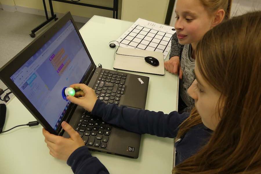 Codage et robotique dans l’académie de Limoges : un projet autour des mini-robots ozobot.