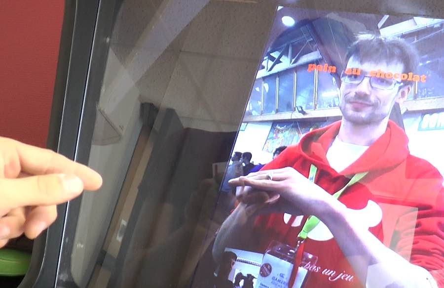 « Fais moi un signe » : l’apprentissage de la langue des signes via une borne numérique collaborative